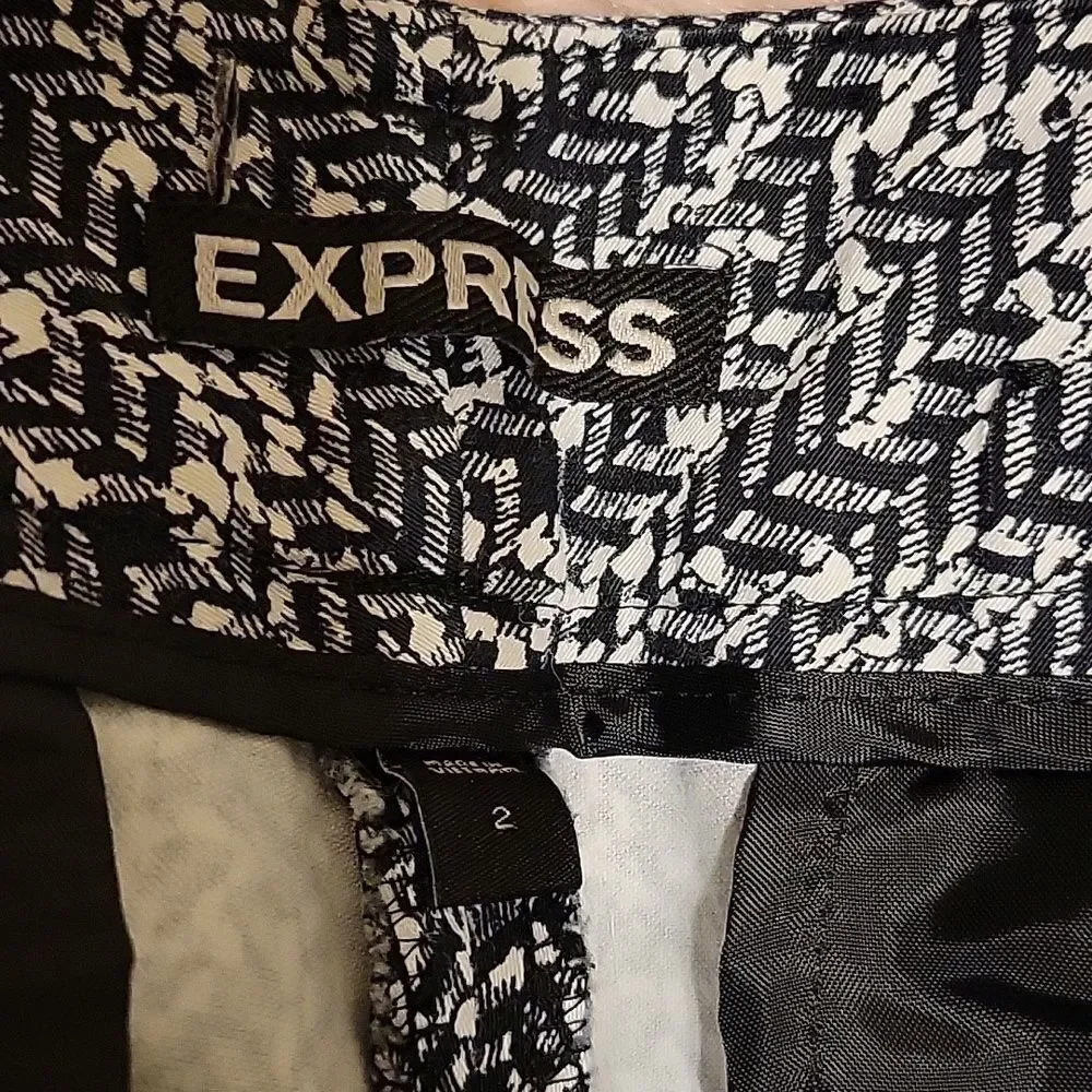 Express 🦊 cuffed shorts black & white size 2